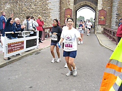 Luciana finishes the marathon in Cardiff in support of the Music Fund