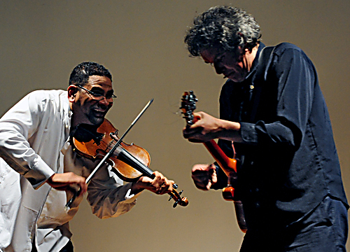 Omar Punte and John Etheridge performing